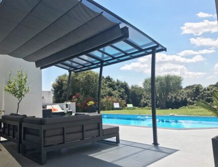 OSLO - PERGOLA ADOSSEE EN ALUMINIUM/ACIER 3,5X4M ET PANNEAUX POLYCARBONATE