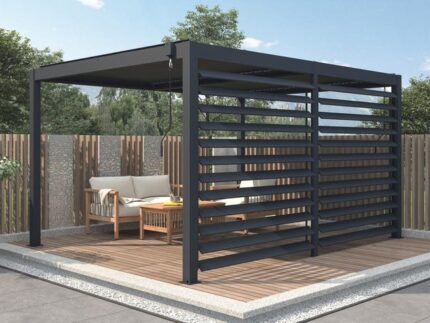 Pergola bioclimatique autoportante anthracite en aluminium avec lames orientables et claustra 3,68 m - 12 m² - CASSAPIA