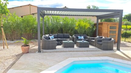 Pergola bioclimatique grise en aluminium Menea 5x3 motorisée