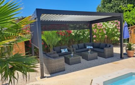Pergola bioclimatique en aluminium Menea 5x3 motorisée noire