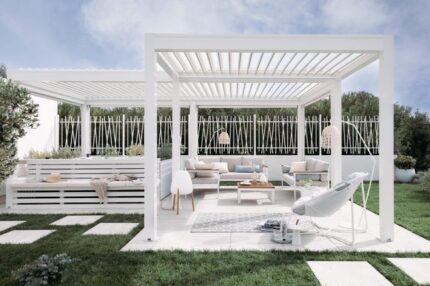 Pergola bioclimatique autoportante TIERAL Osaka aluminium blanc, 18 m²