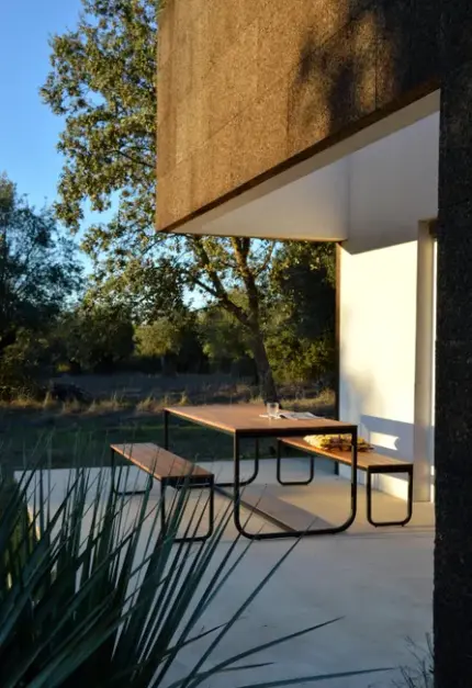 Table et bancs contemporain, acier noir et eucalyptus, 8 personnes